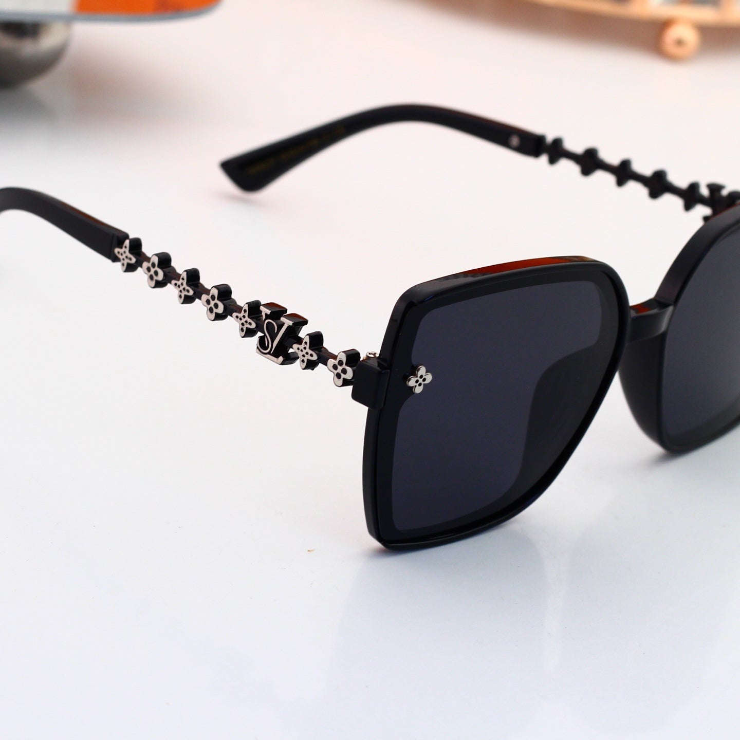 4 Colors Fashion Sunglassesā0924