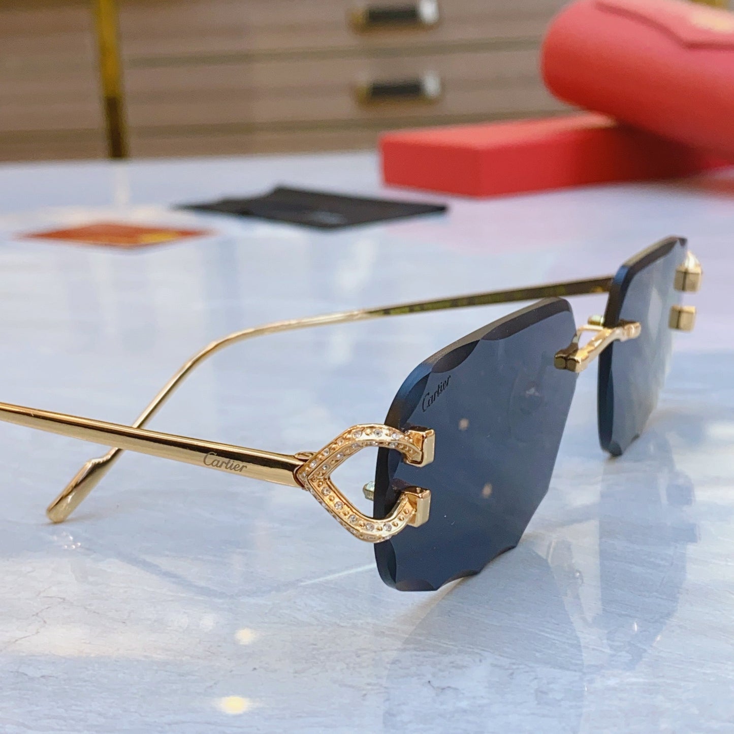 High end diamond inlaid sunglasses with precision cutting design