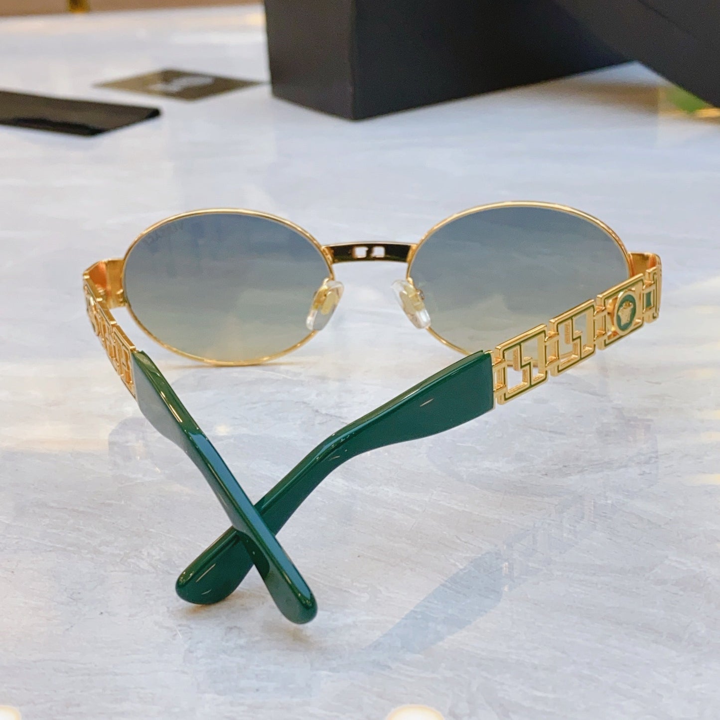 Creative hollowed out mirror legs high-end sunglasses