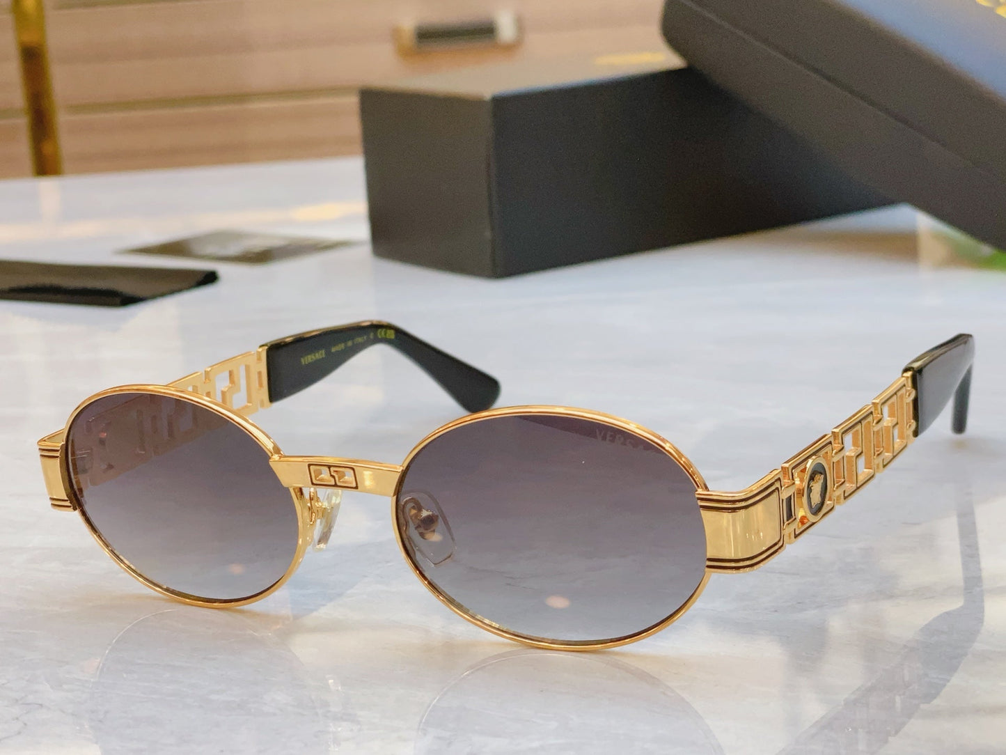 Creative hollowed out mirror legs high-end sunglasses