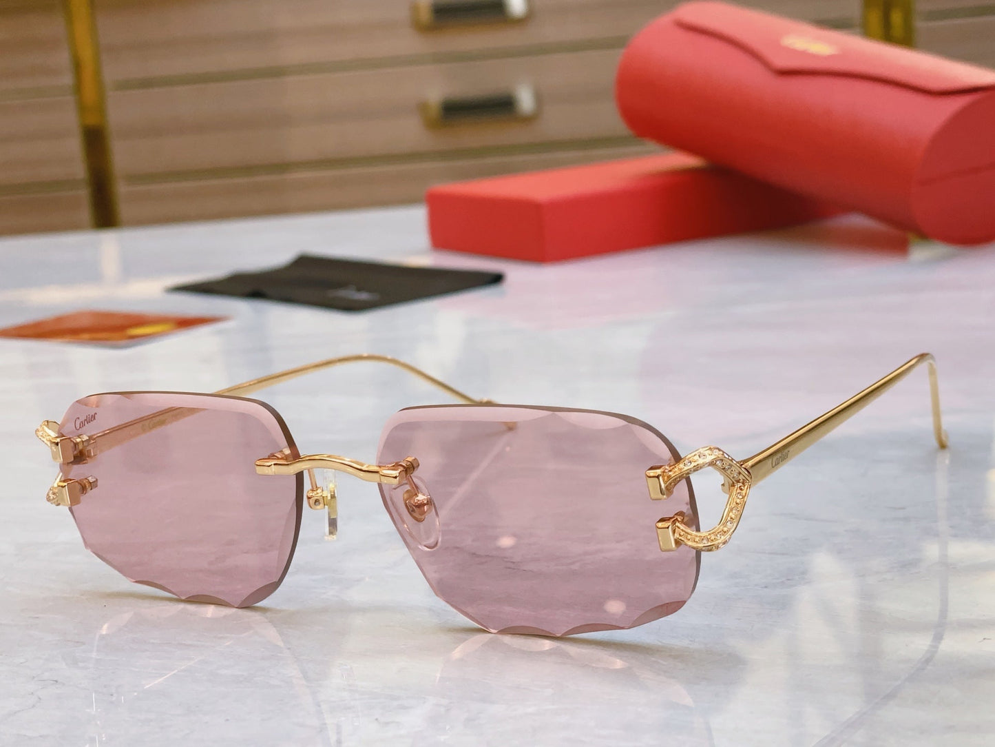 High end diamond inlaid sunglasses with precision cutting design