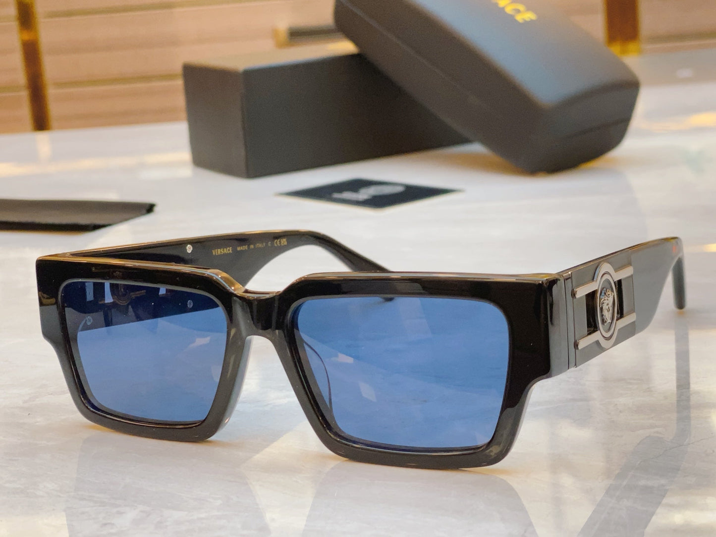 Fashionable and minimalist square high-end sunglasses