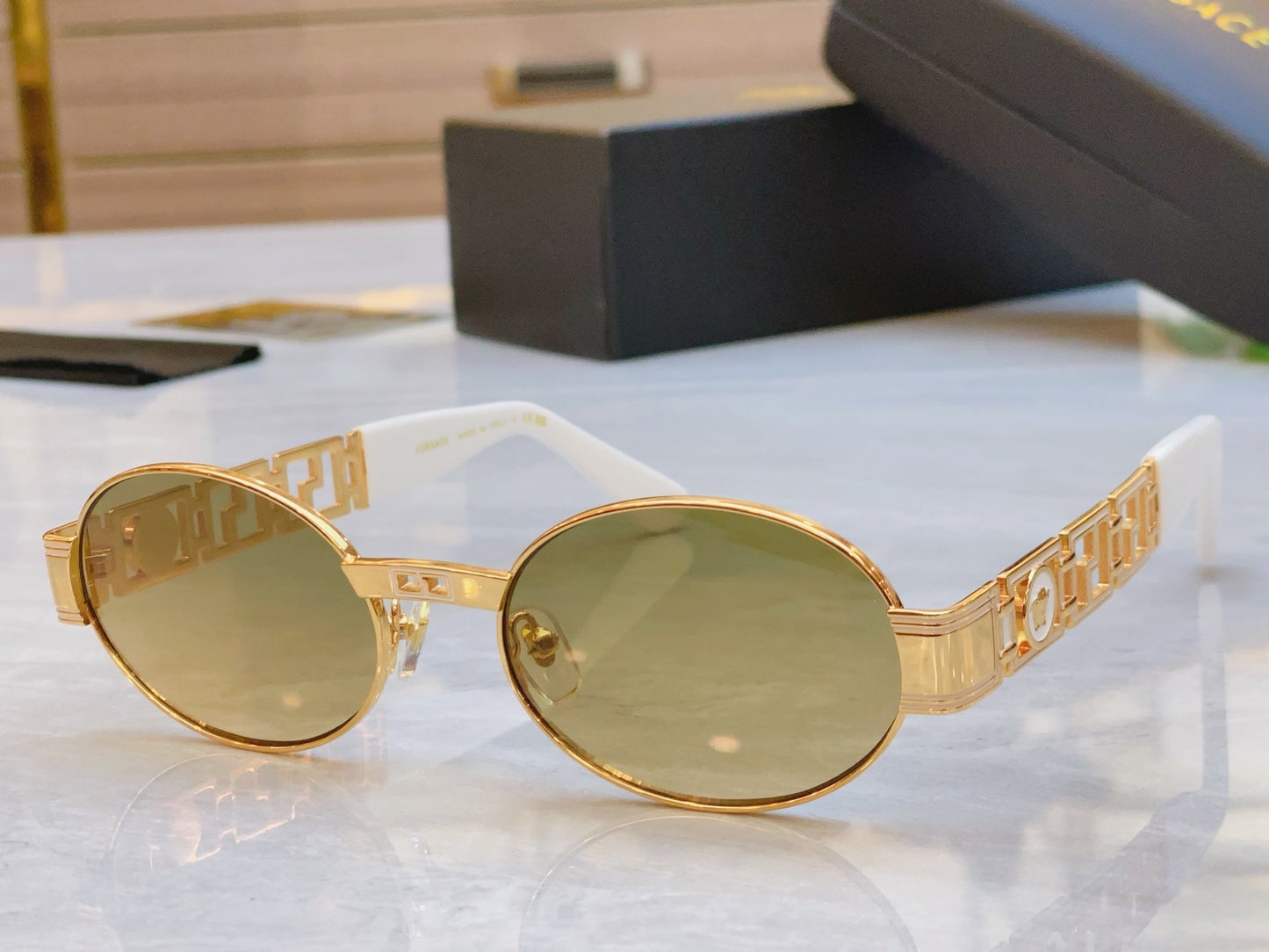 Creative hollowed out mirror legs high-end sunglasses