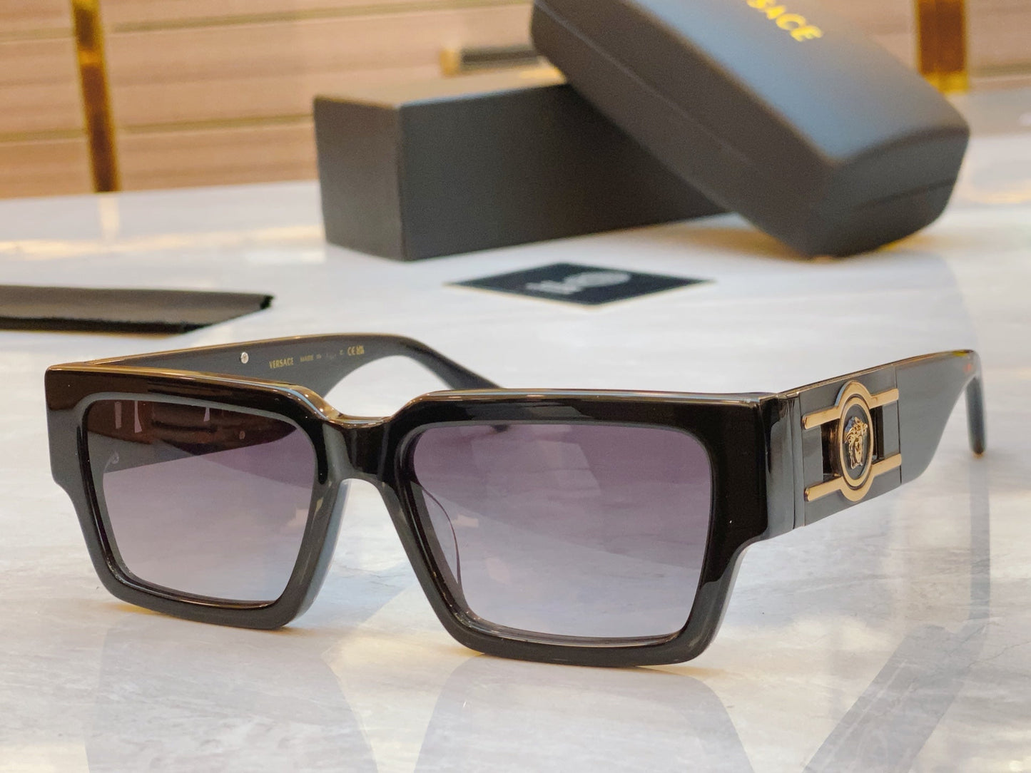 Fashionable and minimalist square high-end sunglasses