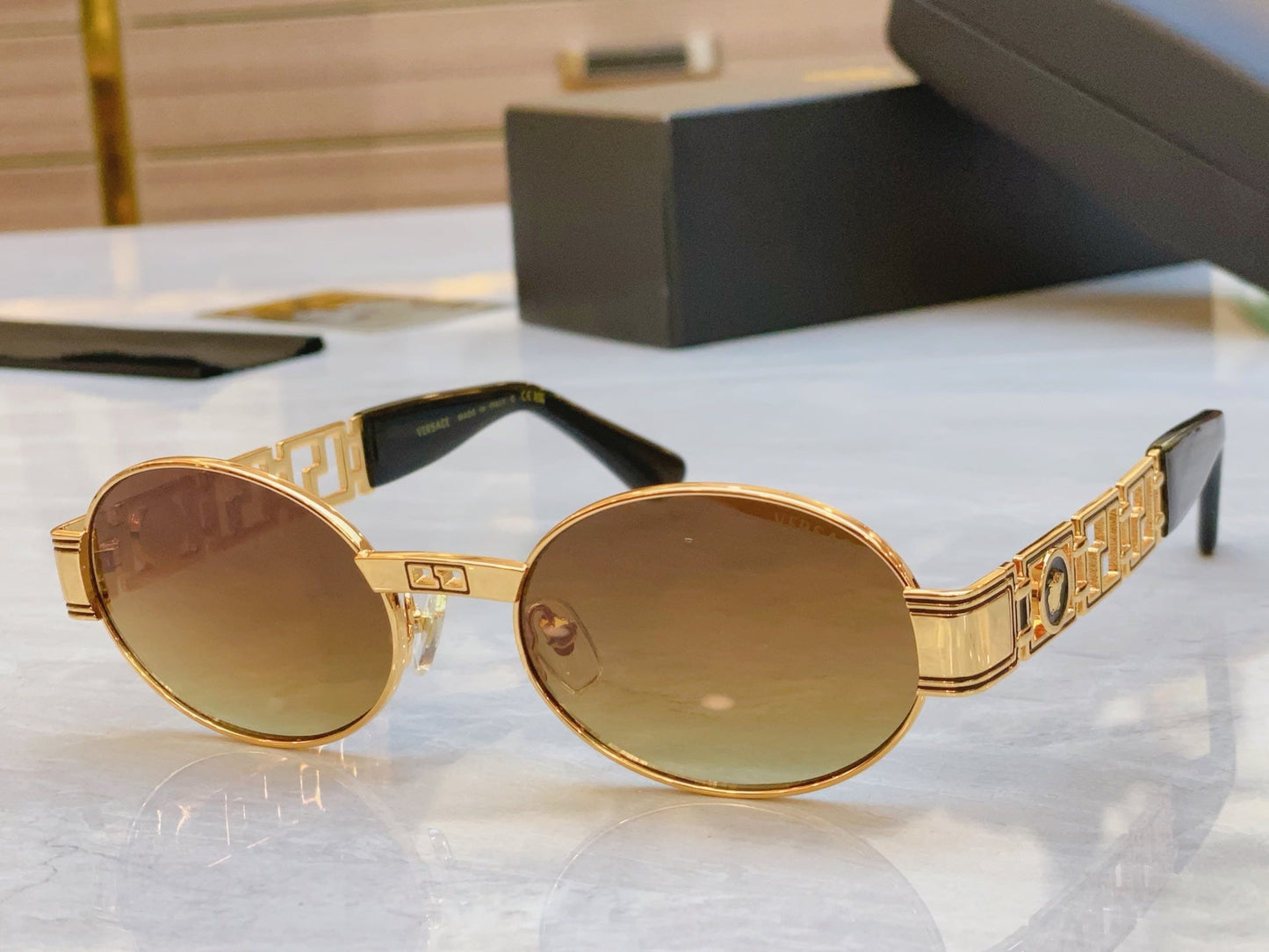 Creative hollowed out mirror legs high-end sunglasses