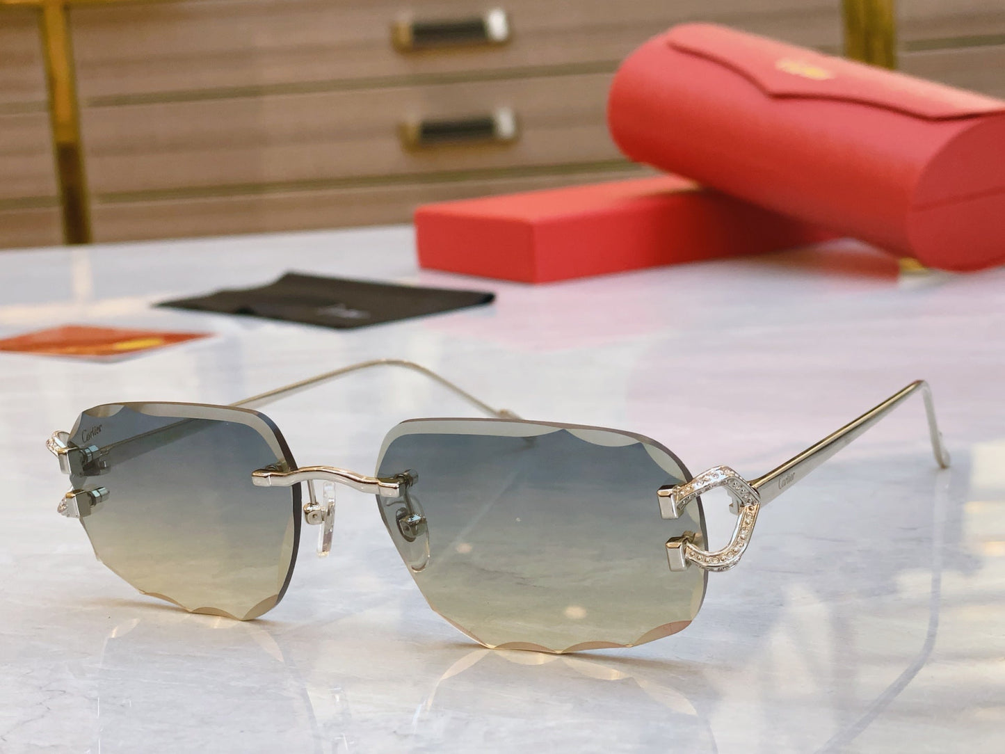 High end diamond inlaid sunglasses with precision cutting design