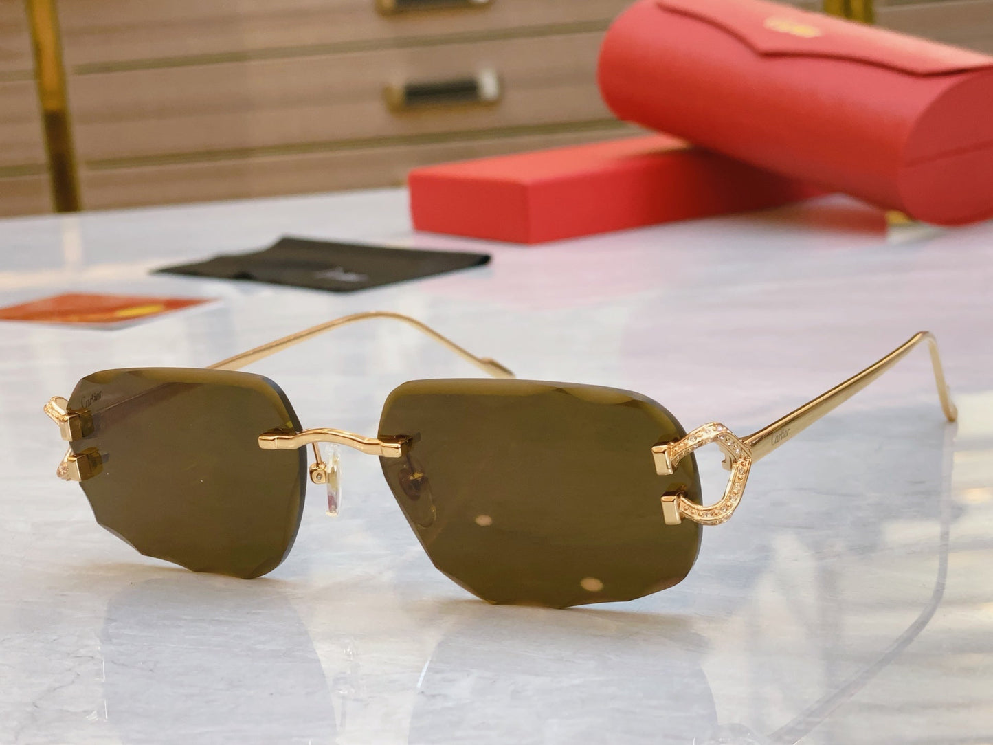 High end diamond inlaid sunglasses with precision cutting design