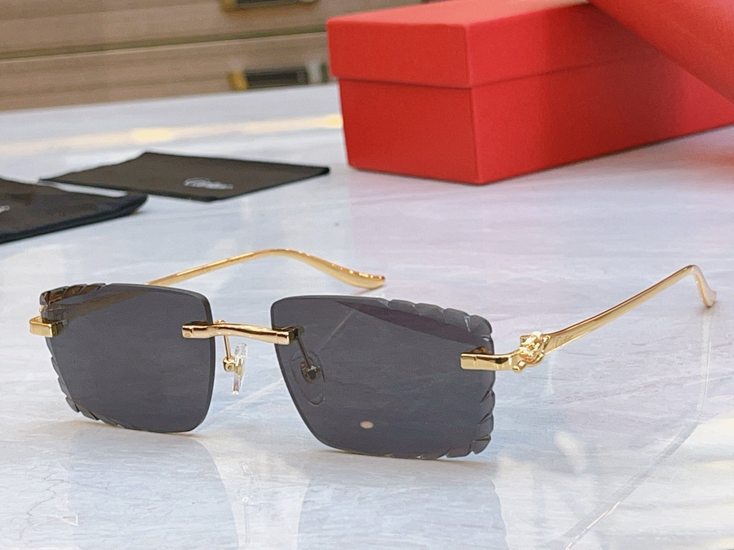 High end metal leg cut quadrilateral sunglasses