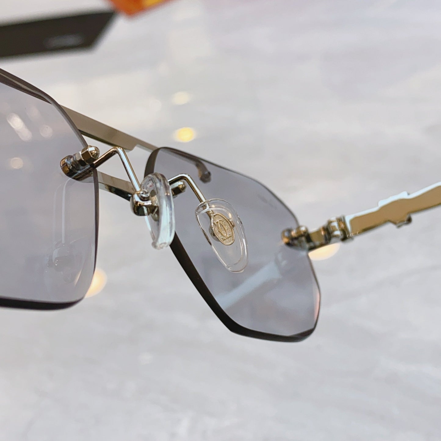 Elegant Exquisite Rimless Sunglasses with Ornate Metal Details