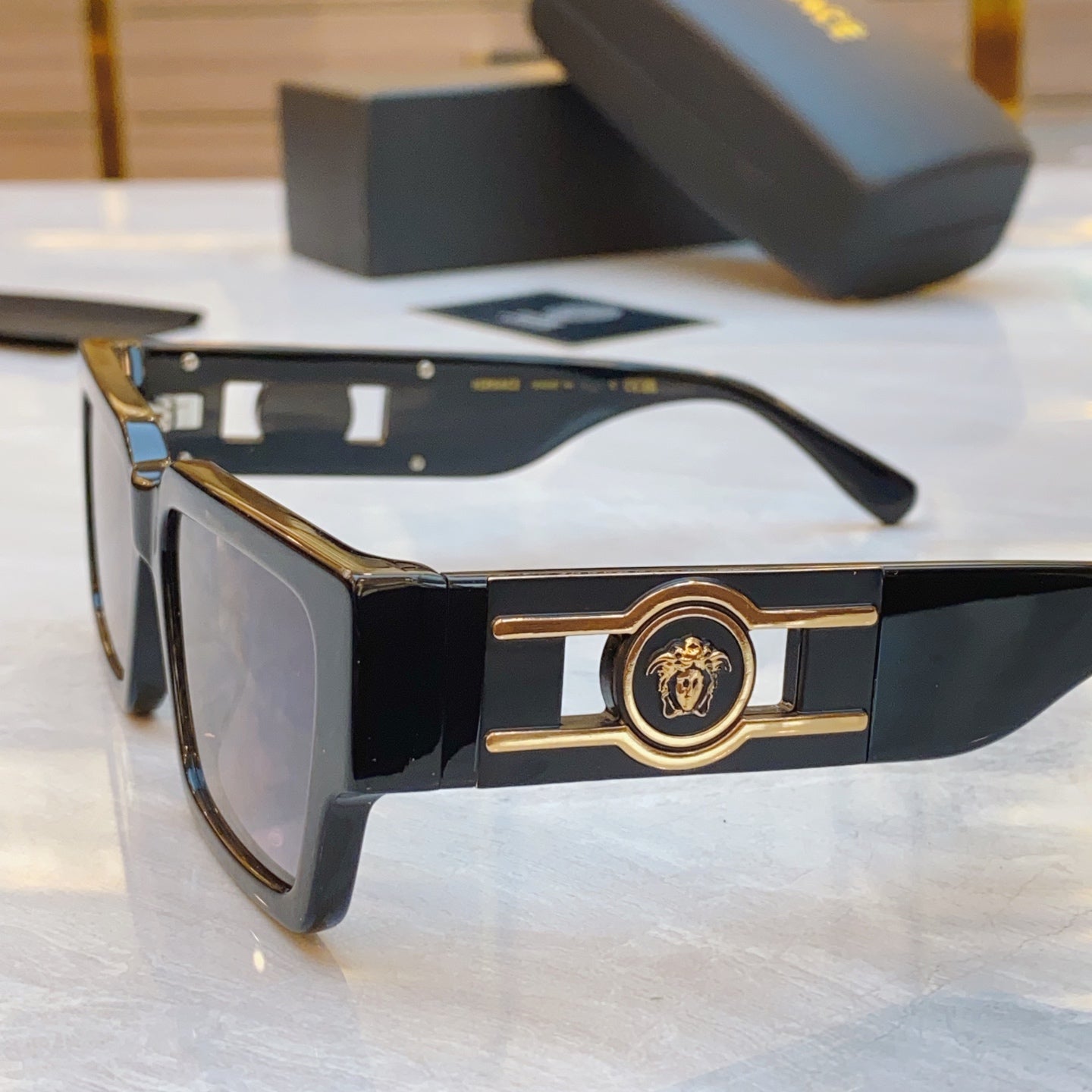 Fashionable and minimalist square high-end sunglasses