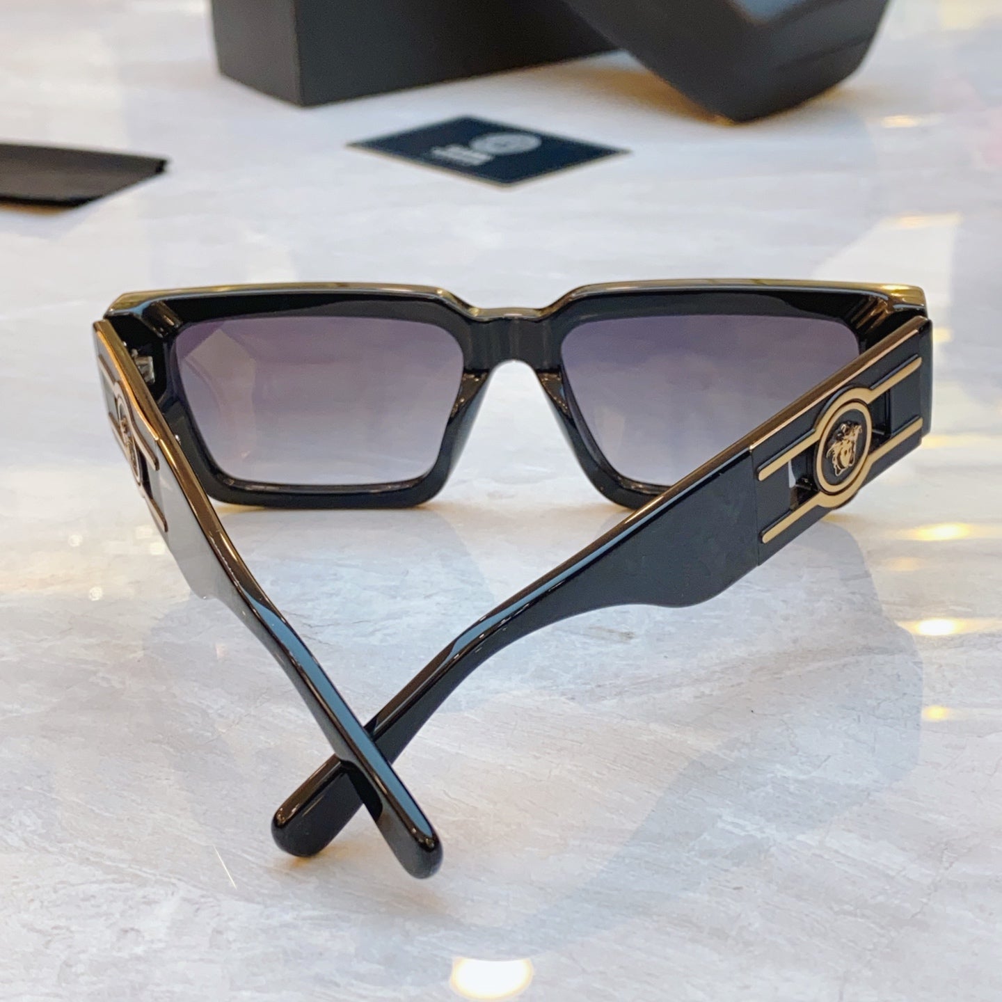 Fashionable and minimalist square high-end sunglasses