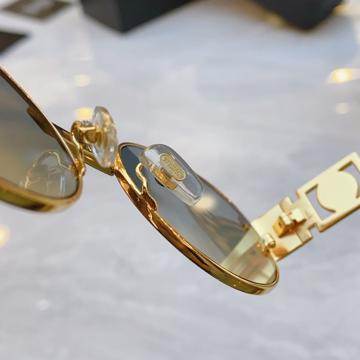 Creative hollowed out mirror legs high-end sunglasses