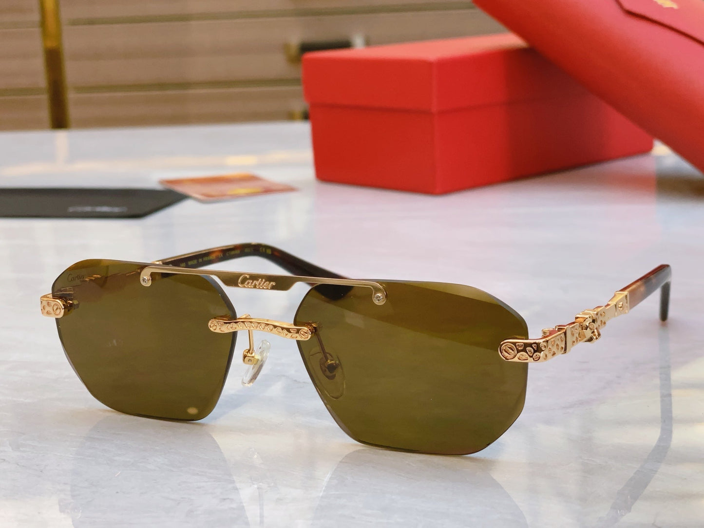 Elegant Exquisite Rimless Sunglasses with Ornate Metal Details