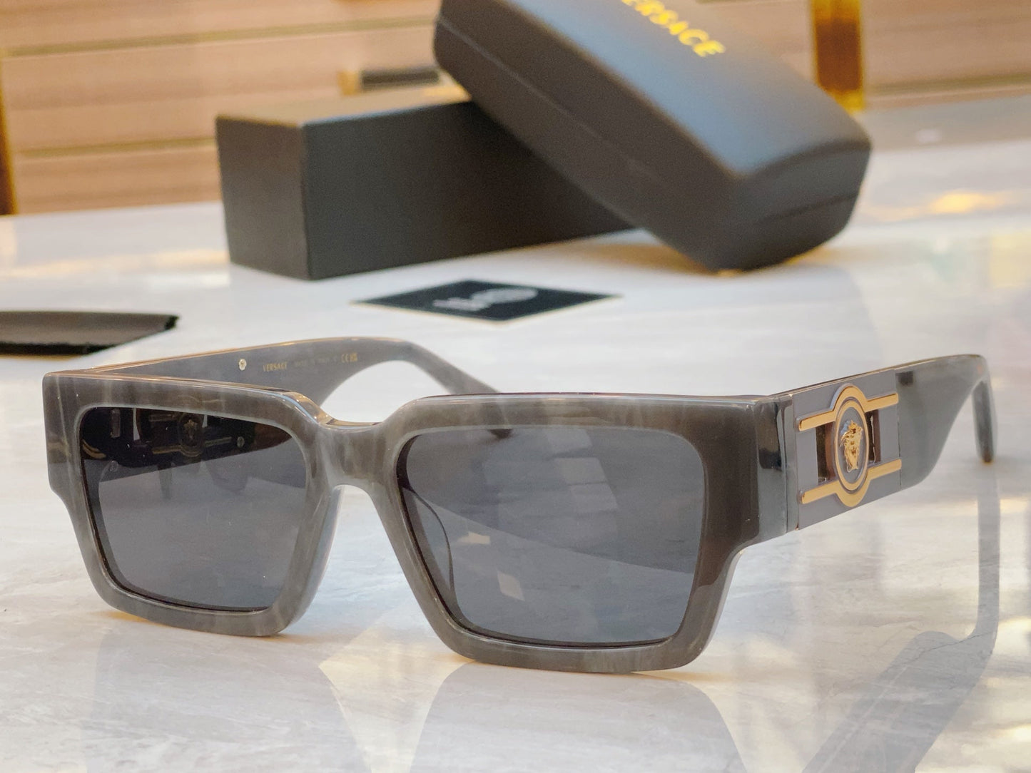 Fashionable and minimalist square high-end sunglasses