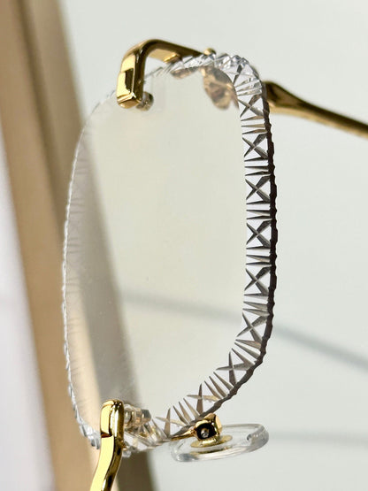 Diamond-cut glasses that change color when exposed to ultraviolet light