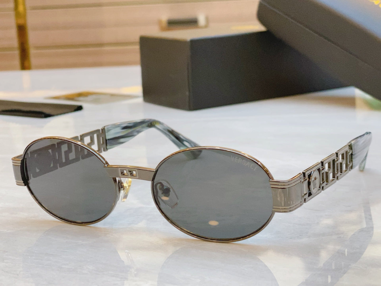 Creative hollowed out mirror legs high-end sunglasses