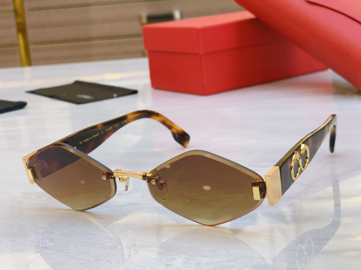 Creative cutting quadrilateral high-end sunglasses