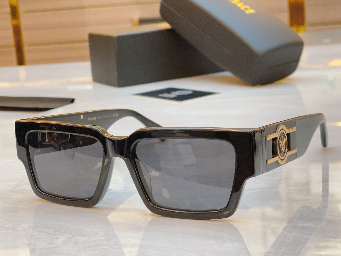 Fashionable and minimalist square high-end sunglasses
