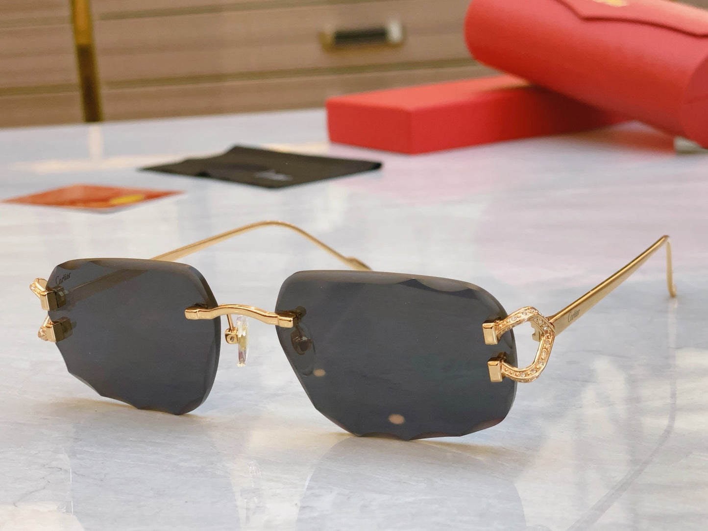 High end diamond inlaid sunglasses with precision cutting design