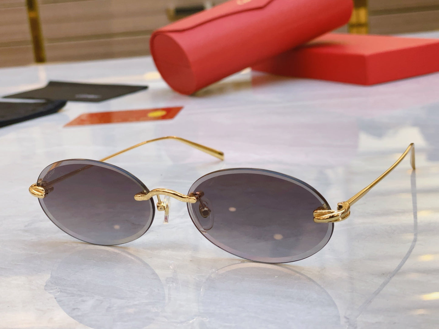 Unique and refreshing oval shaped high-end sunglasses