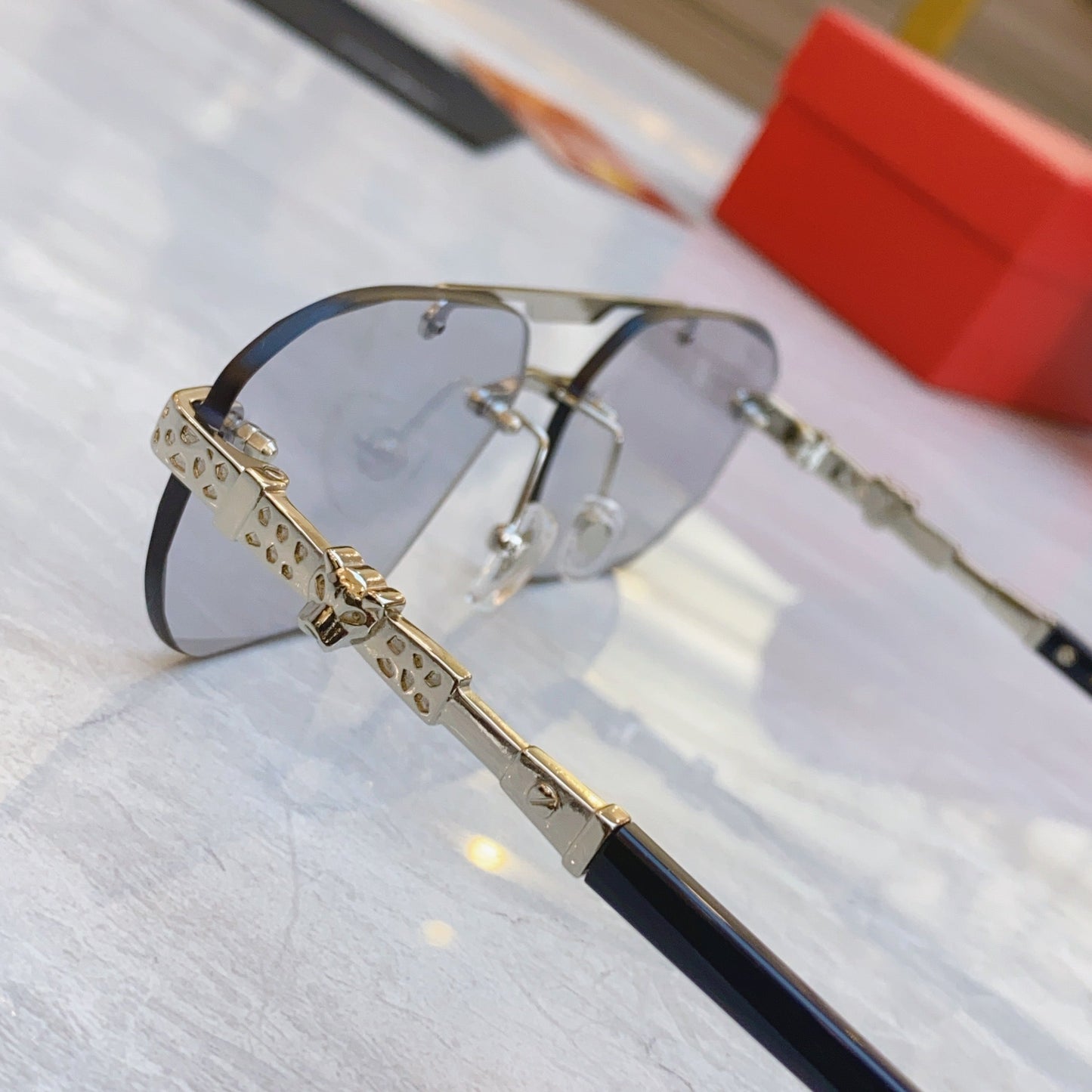 Elegant Exquisite Rimless Sunglasses with Ornate Metal Details