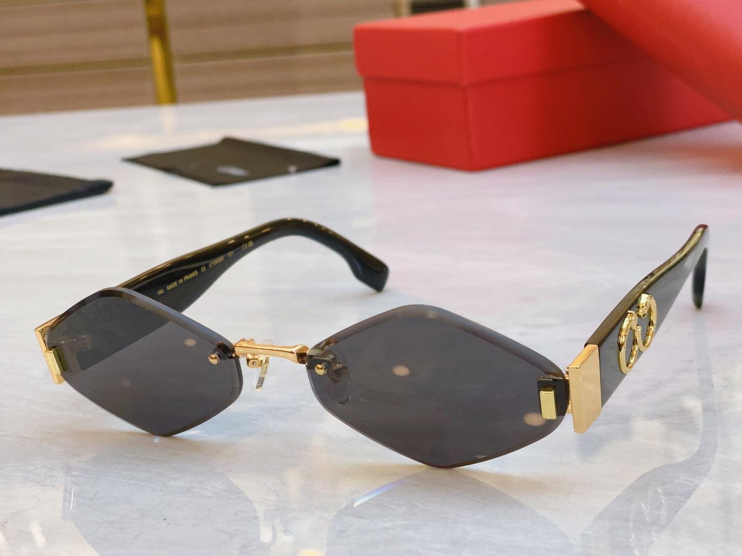 Creative cutting quadrilateral high-end sunglasses
