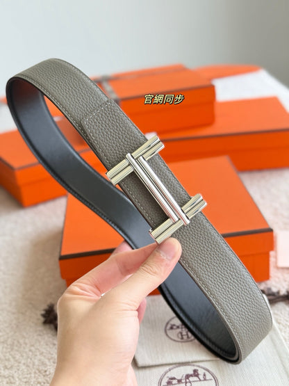 Premium hardware paired with a cumulonimbus grey togo leather belt 3.8cm